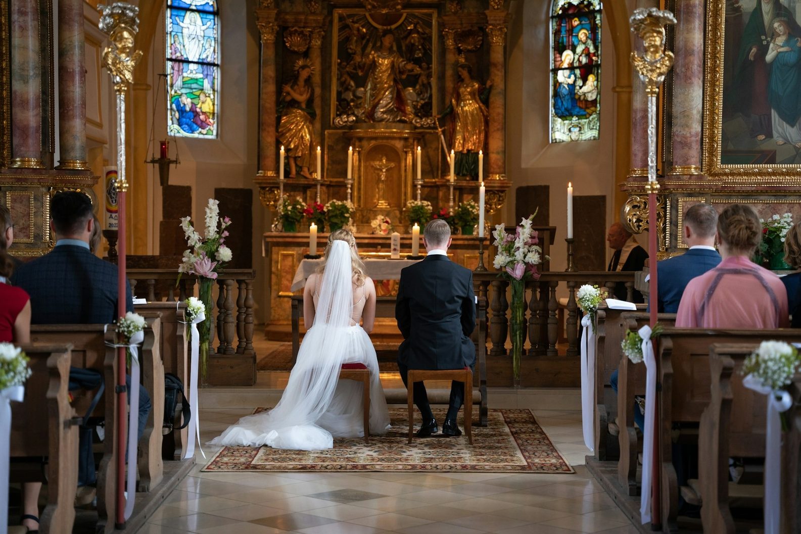 Trauung in der Kirche, Blick von hinten Trauung in der Kirche, Blick von hinten