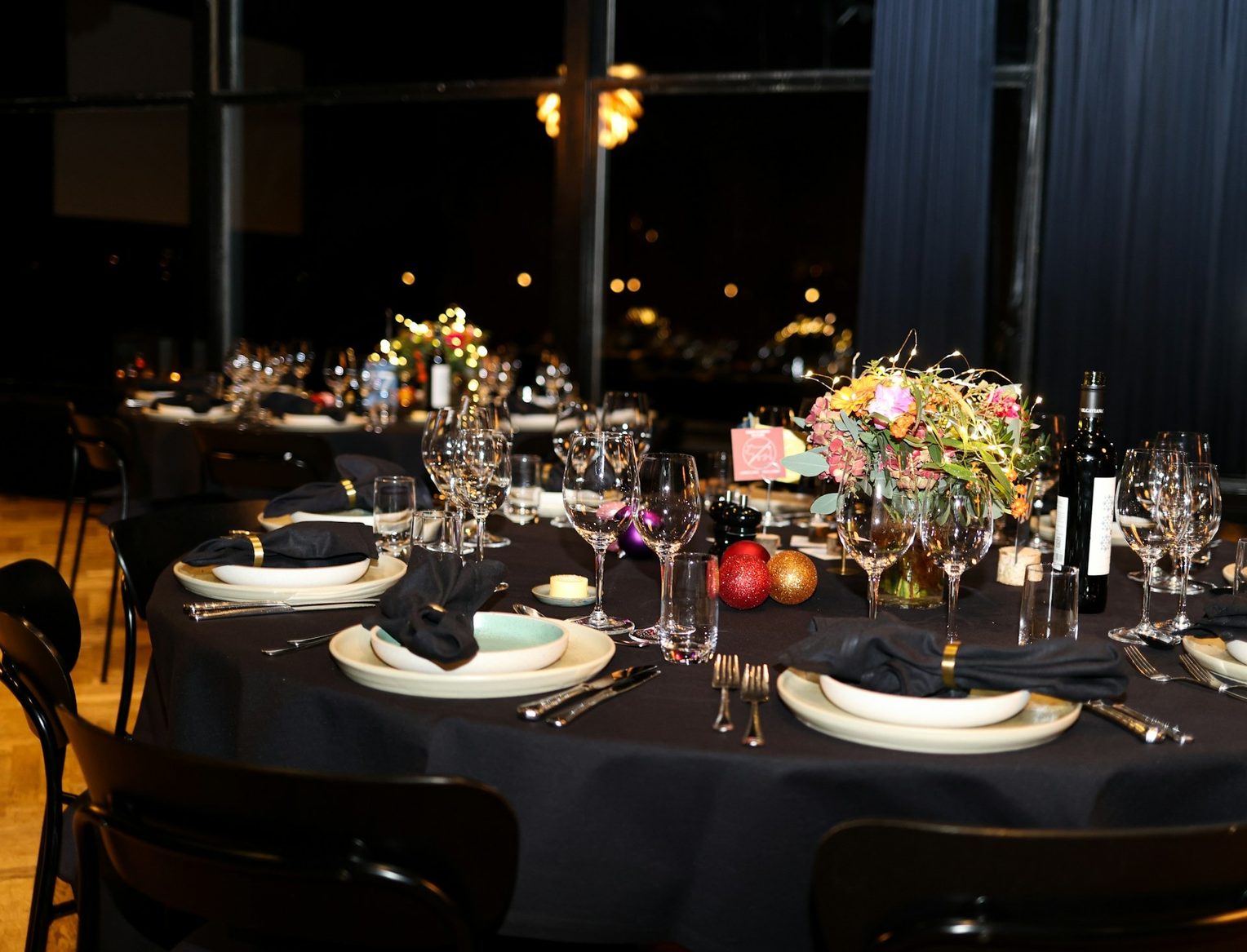 Der Abend Gedeckter runder Tisch am Abend mit Blumen