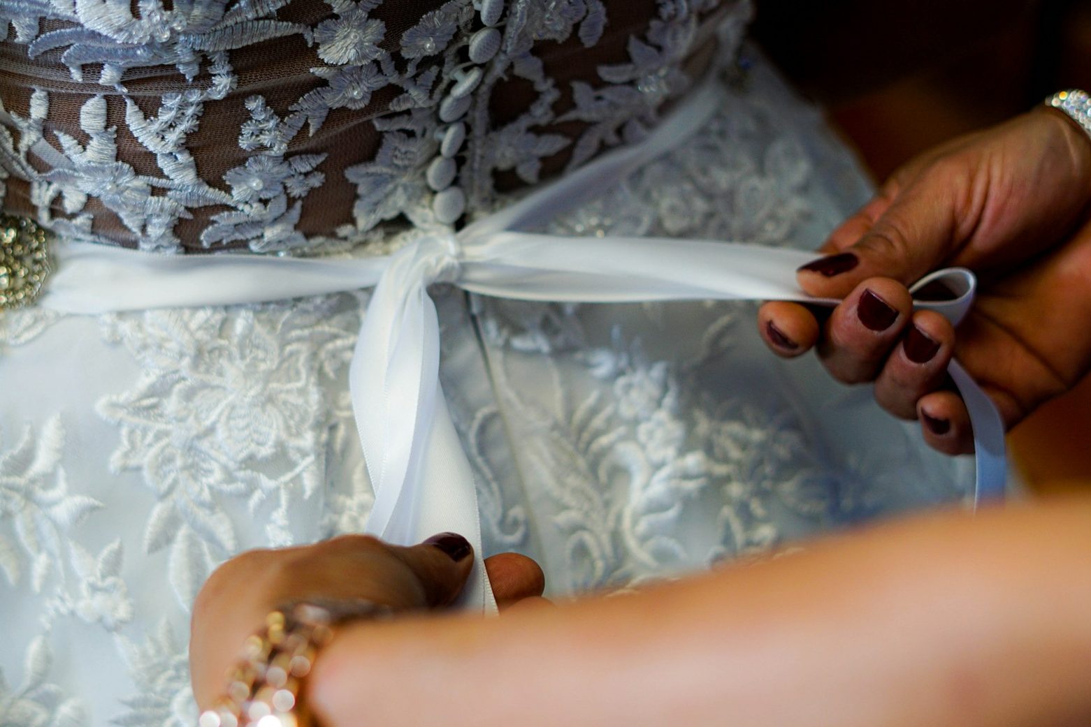 Der Morgen Das Brautkleid wird zugebunden