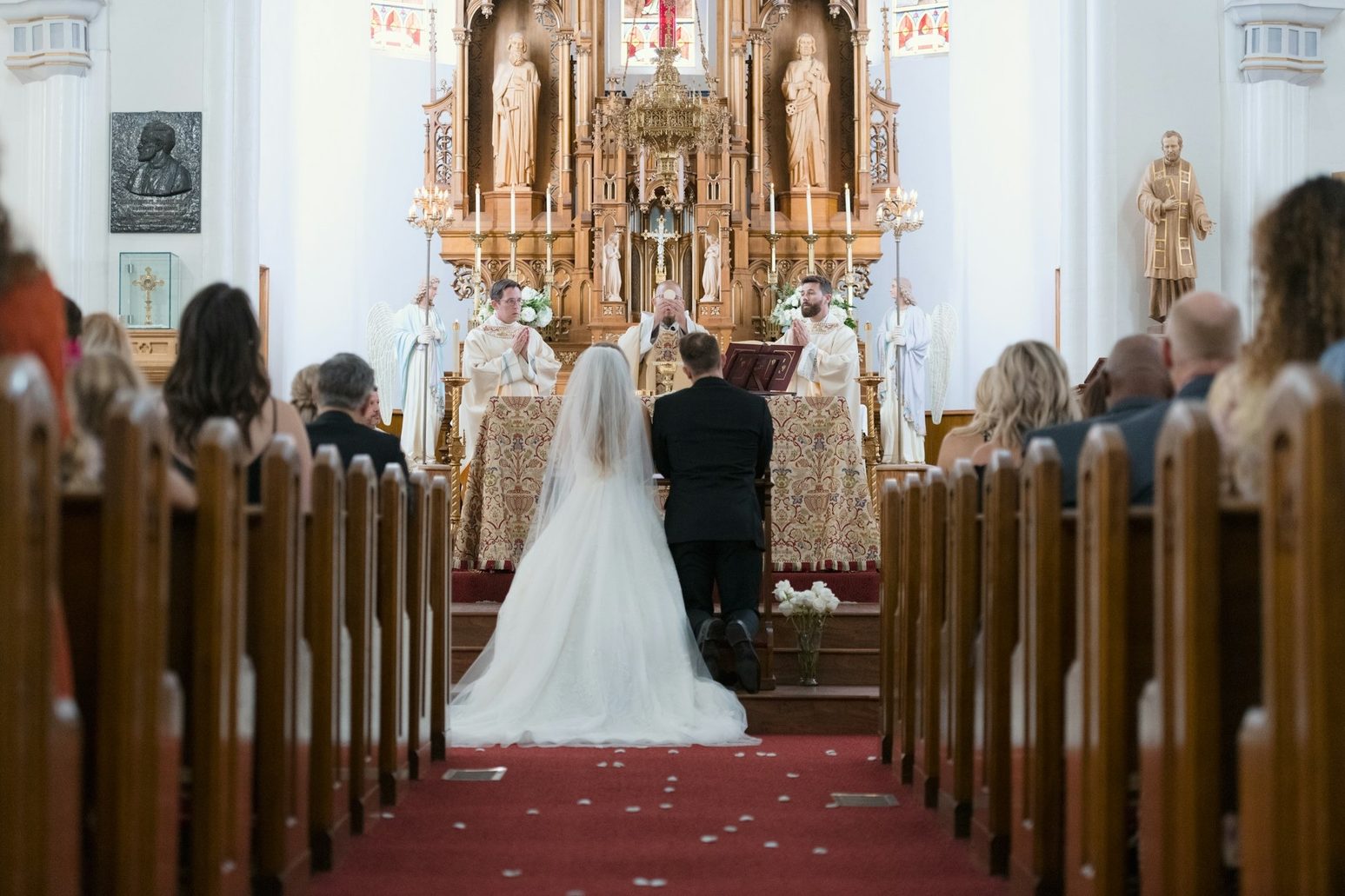 Brautpaar vor dem Altar, Blick durch das Kirchenschiff